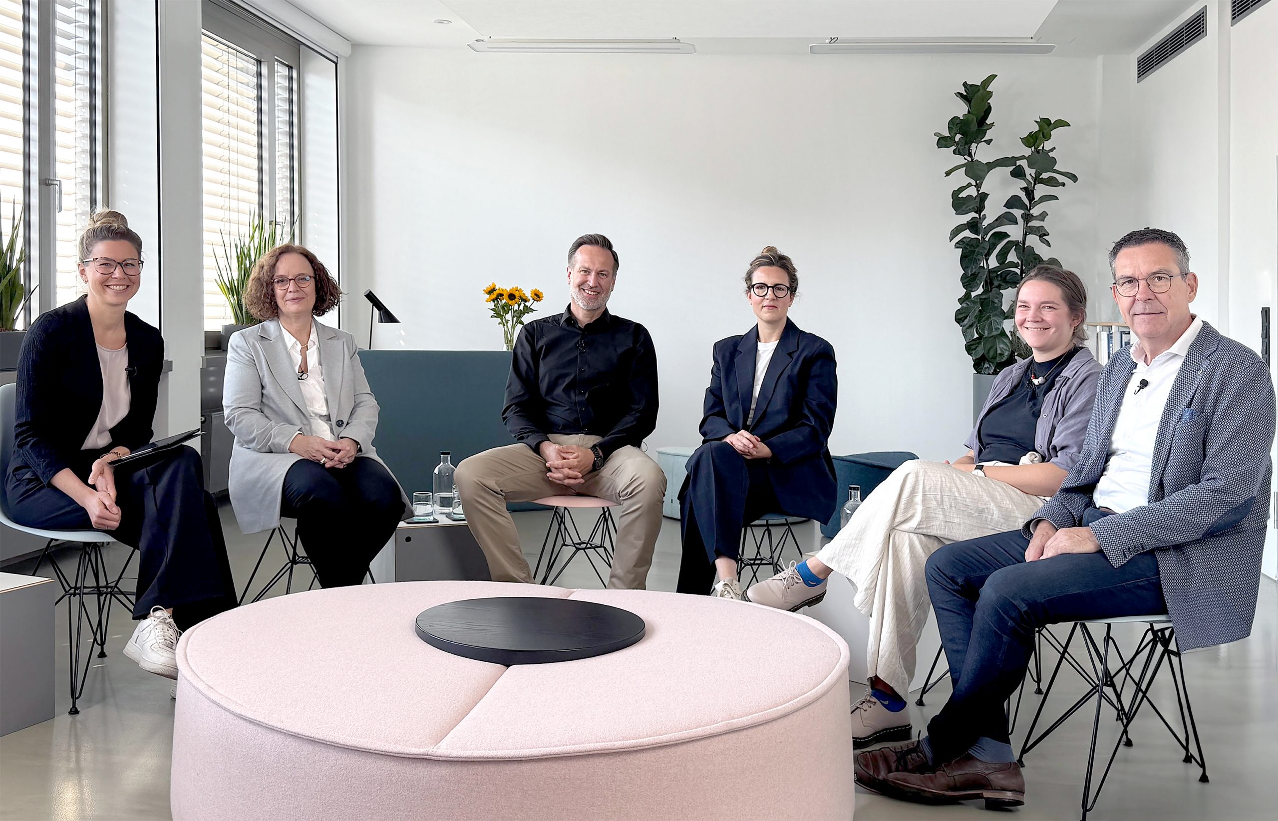Beim vierten Round Table der Initiative Wertvolle Wand diskutierte Moderatorin Sandra Eberz gemeinsam mit ihren Gästen Nicola Halder-Hass (Verband für Bauen im Bestand e.V.), Peter Theissing (KS-ORIGINAL), Annelen Schmidt-Vollenbroich (NIDUS), Lillith Kreiß (UmBauLabor, Gelsenkirchen / Baukultur NRW) und Christian Poprawa (Saint-Gobain Weber) zum Thema „Repair“.