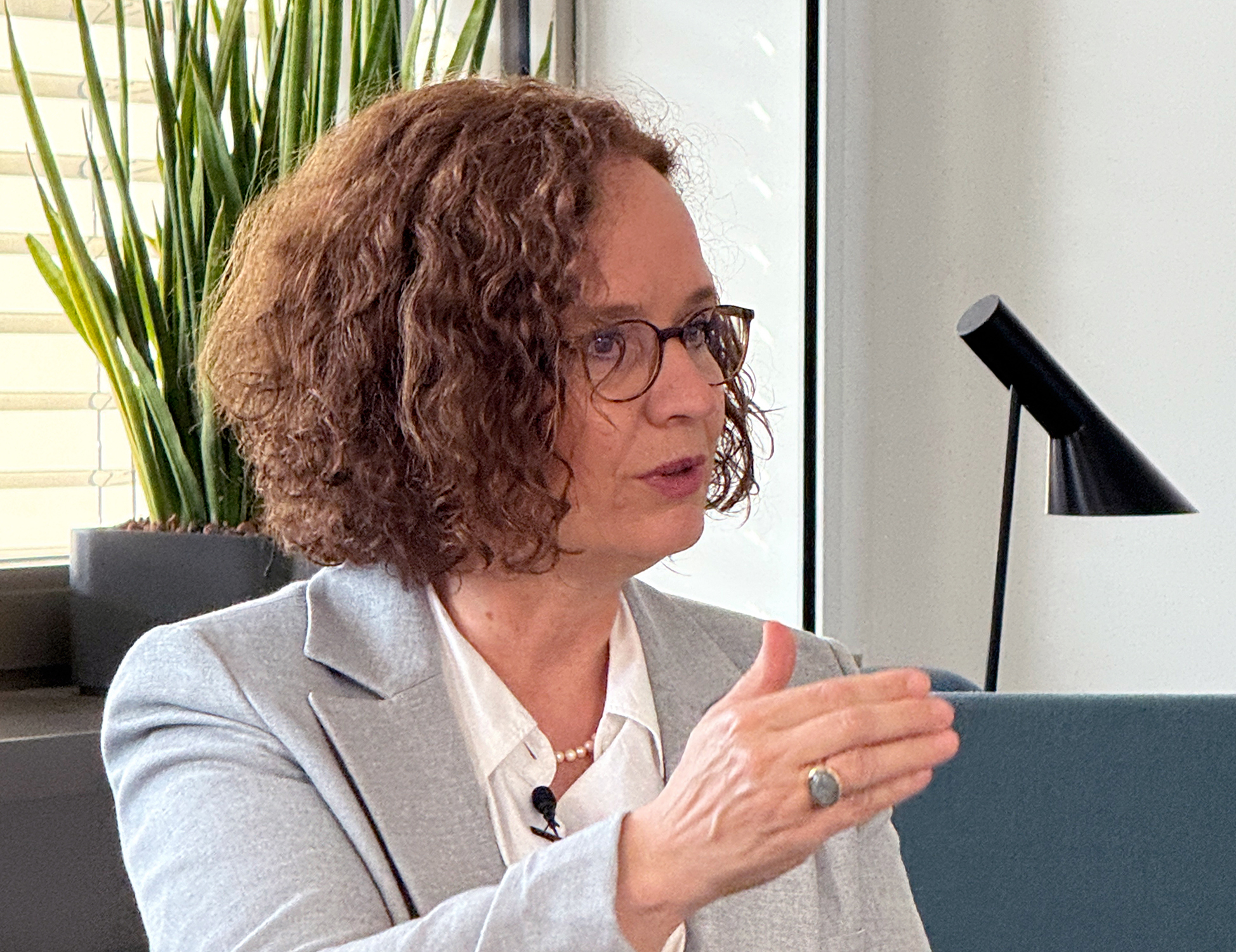Nicola Halder-Hass ist überzeugt, dass es zunächst mal einer Änderung des Mindsets in der Gesellschaft bedarf. Jeder Bestand sollte als erhaltenswert und Neubau nicht grundsätzlich als die bessere Lösung betrachtet werden.