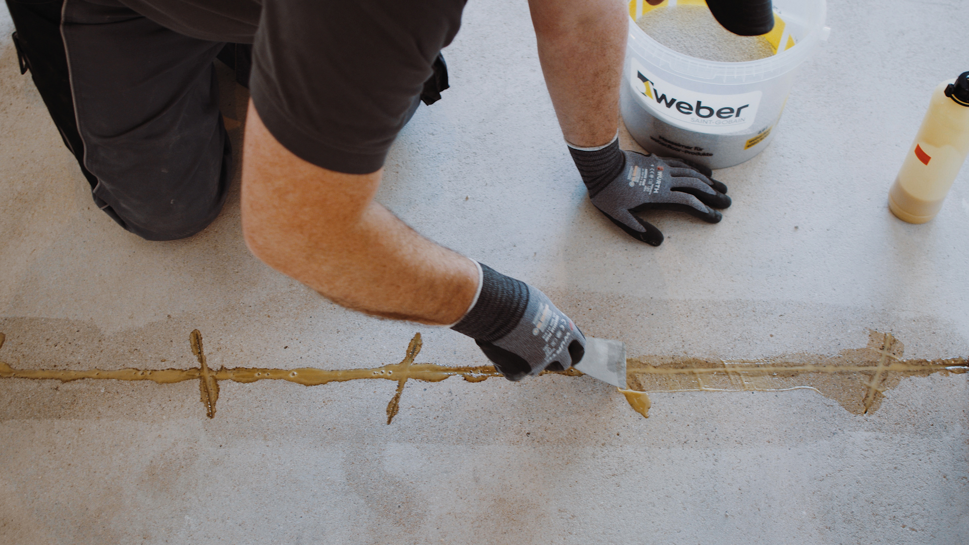 4. Das Reaktionsharz wird verspachtelt, um nach dem Aushärten für eine ebene Oberfläche zu sorgen.