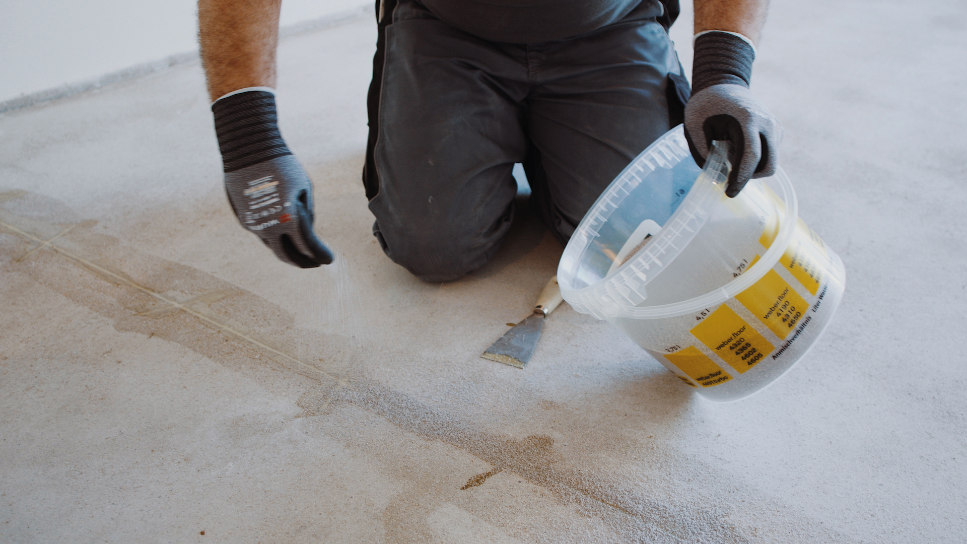 Ausgehärtetes Reaktionsharz verbindet die Rissflanken kraftschlüssig – der Estrich ist bereit für den Bodenbelag.